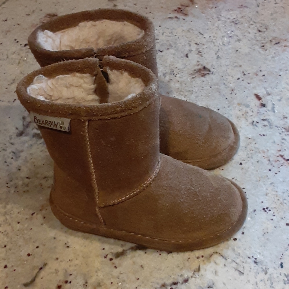 Toddler size 7 Bearpaw boots